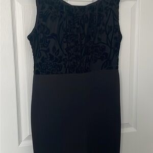 Belle robe noire. Haut en velours.